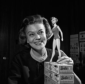 Archivo:Charlotte Johnson with 1965 Barbie doll