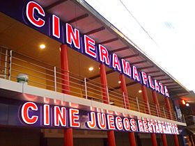 Archivo:Cinerama Plaza Moyobamba