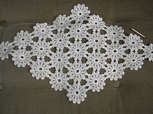 Archivo:Crochet small Swedish tablecloth about 1930