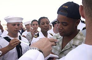 Archivo:Cuba Gooding Jr signs autographs