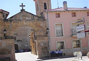 Archivo:Entrada del arco a la plaza