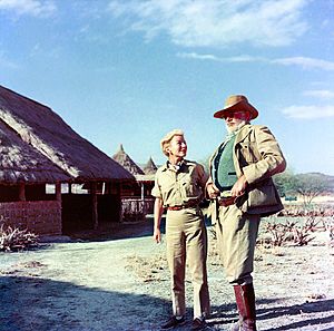 Archivo:Ernest and Mary Hemingway on safari, 1953-54