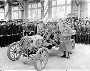 Archivo:Ford Model "T" car no 2 on display, Alaska Yukon Pacific Exposition, Seattle, June 1909 (AYP 502)