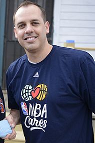 Archivo:Frank Vogel at NBA Cares charity event February 14 2014 cropped