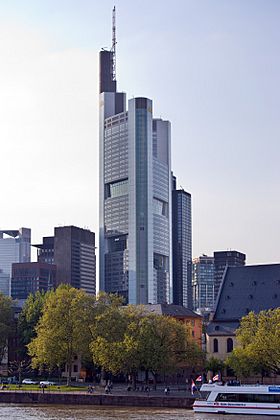Frankfurt Am Main-Commerzbank Tower-Ansicht vom Eisernen Steg.jpg