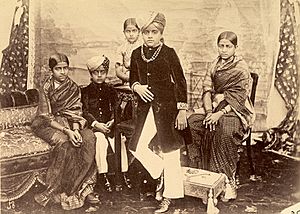 Archivo:Group portrait of the Maharaja of Mysore and his brothers and sisters