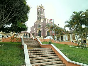 Archivo:Iglesia de Icononzo vista lateral