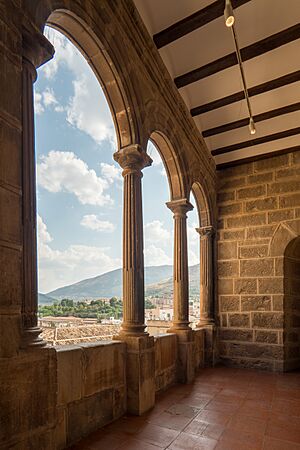 Archivo:Jaen Cathedral 2023 - balcony