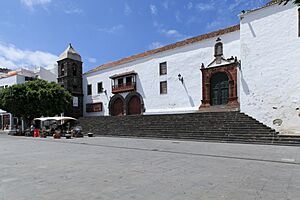 Archivo:La Palma - Santa Cruz - Plaza Santa Domingo + IES Alonso Pérez Díaz + Iglesia de Santo Domingo 02 ies