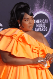 Archivo:Lizzo at the 2019 American Music Awards