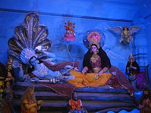 Archivo:Lord Vishnu idol at Chattarpur Temple
