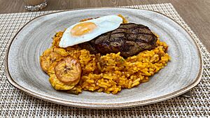Archivo:Majadito con carne de res