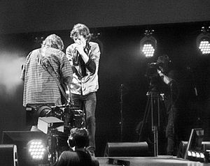 Archivo:Mick Jagger and Mick Taylor being filmed in Hyde Park (2013)