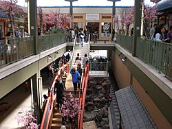Archivo:Miyako Mall, Japan Center interior 2