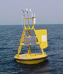 Archivo:NOAA-NDBC-discus-buoy