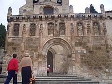 Archivo:Pórtico adornado con estatuas de reyes de Castilla, ante el Monasterio de Oña