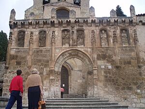 Archivo:Pórtico adornado con estatuas de reyes de Castilla, ante el Monasterio de Oña