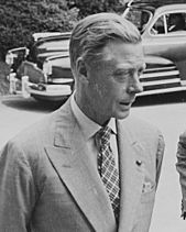 Archivo:Photograph of the Duke of Windsor and an unidentified man (possibly M. J. Balfour), outside the White House on the... - NARA - 199163 (cropped)