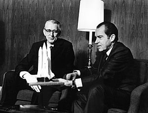 Archivo:President Nixon and James Fletcher Discuss the Space Shuttle - GPN-2002-000109