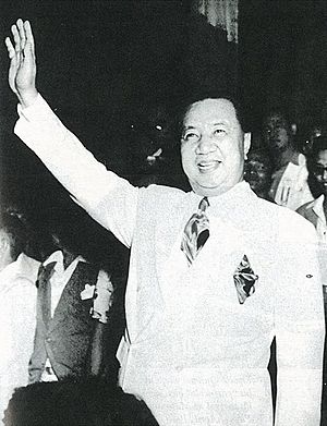 Archivo:Quirino-waving