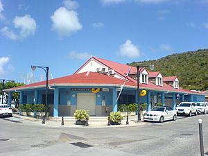 Archivo:Saint-Barthélemy — Gustavia — Post office (corner and signs)