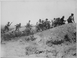 Archivo:Scene just before the evacuation at Anzac. Australian troops charging near a Turkish trench. When they got there the... - NARA - 533108