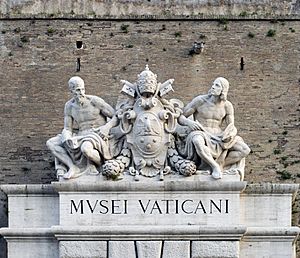 Archivo:Sculptures above the entrance of Vatican Museums