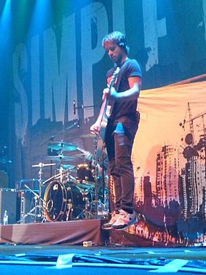 Archivo:Sebastien Lefebvre of Simple Plan, jumping (Moscow, 18 August 2009)