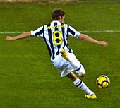 Archivo:Serie A 2009-12-12 AS Bari x Juventus - Claudio Marchisio (cropped)