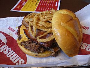 Archivo:Smashburger BBQ bacon cheddar burger with deep-fried onions (1)