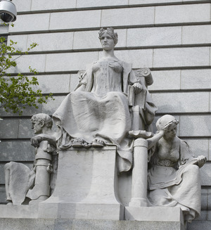 Archivo:Statues, Federal Building and U.S. Courthouse, Providence, Rhode Island LCCN2010718934
