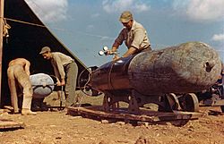 Archivo:USMC Mk 13 torpedo maintenance on Okinawa in May 1945