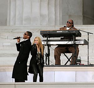 Archivo:Usher and Shakira at the Obama inauguration, 2009