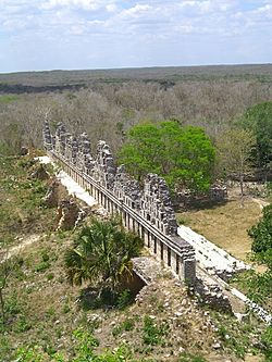 Archivo:Uxmal-house-of-the-Doves
