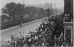 Archivo:"The Great Procession and Women's Demonstration", 1909 on Princes Street, Edinburgh