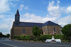 Église Saint-Urbain et monument aux morts de Saint-Urbain (Éduarel, 8 mai 2017).jpg