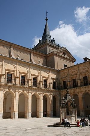 Archivo:20070415 - Monasterio de Uclés - Vista de la torre de la cabecera de la iglesia desde el patio
