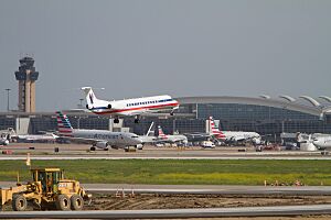 Archivo:American Eagle Embraer ERJ-145 N639AE Photo 318 (13836610313)