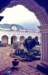 Archivo:Antigua university courtyard