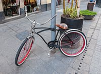Archivo:Bicicleta en la Calle Regina, México D.F., México, 2013-10-16, DD 160