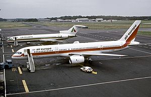 Archivo:Boeing 757-236 G-BNSF Air Europe Newcastle Airport