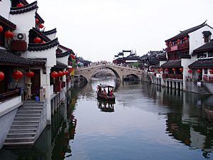 Archivo:Bridge at Nanxi Street over Puhuitang River, Qibao