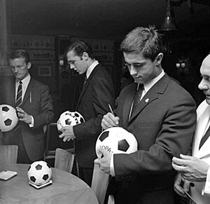 Archivo:Bundesarchiv B 145 Bild-F025342-0009, Bonn, Landesvertretung Bayern, Fußballmanschaft