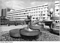 Bundesarchiv Bild 183-1983-0527-010, Chemnitz, Poliklinik, Springbrunnen