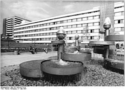 Archivo:Bundesarchiv Bild 183-1983-0527-010, Chemnitz, Poliklinik, Springbrunnen