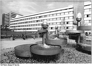 Archivo:Bundesarchiv Bild 183-1983-0527-010, Chemnitz, Poliklinik, Springbrunnen