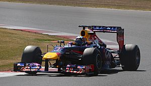 Archivo:Carlos Sainz, Jr. Red Bull Racing 2013 Silverstone F1 Test 001