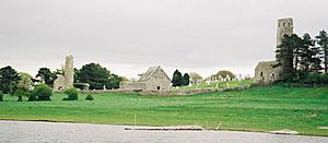 Archivo:Clonmacnois viewed from river