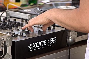 Archivo:DJ mixing