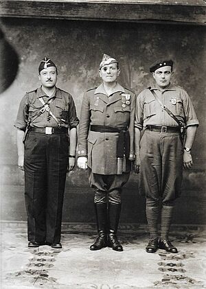 Archivo:El General Millán-Astray y dos nacionales